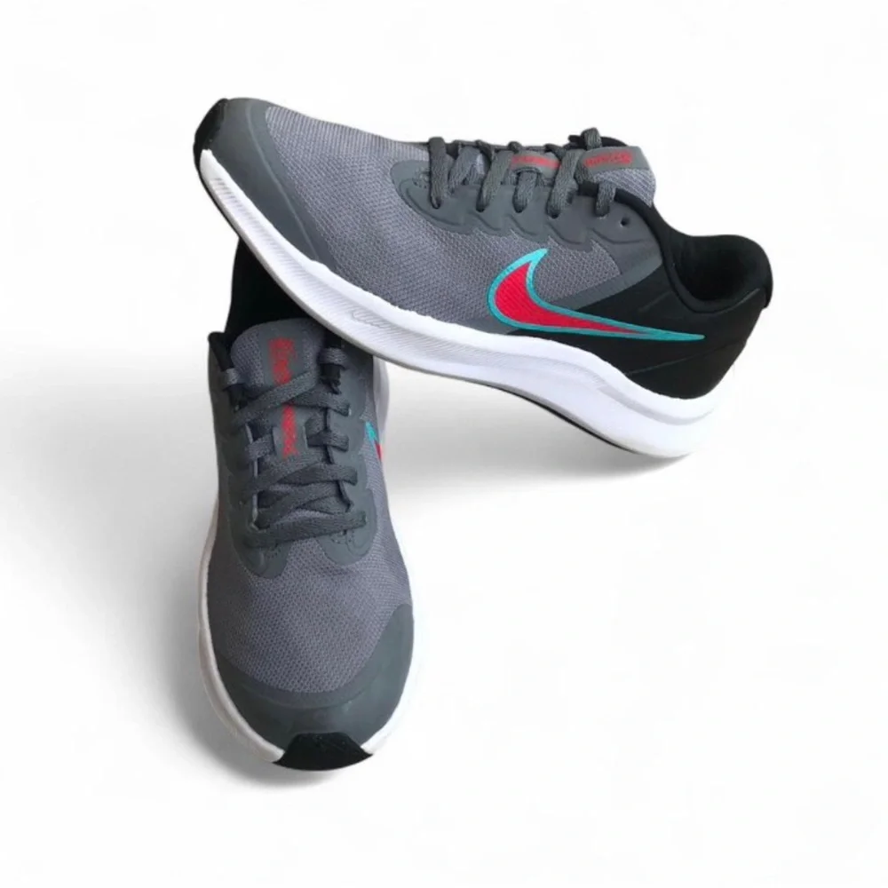 Nike Kids Star Runner 3 sneaker Smoke Grey/Siren Red-black 4.5 Big Kid